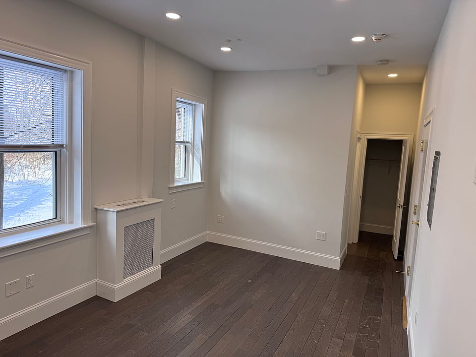 2nd image of 20 Queensberry St APT 12