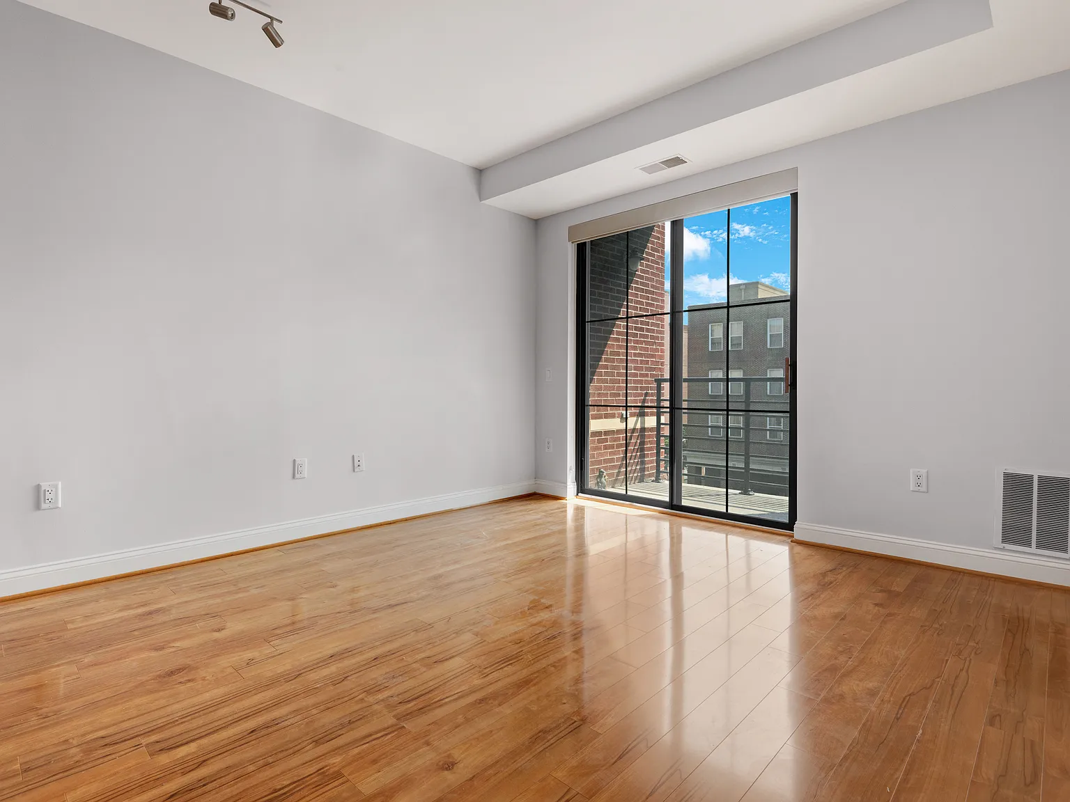 1 bed, 714 sqft, $2,595 — Photo 2
