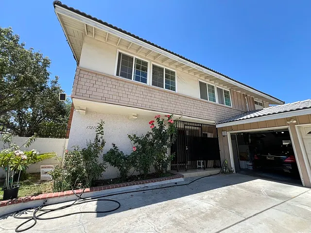 17215 Grayland Ave — Photo 1