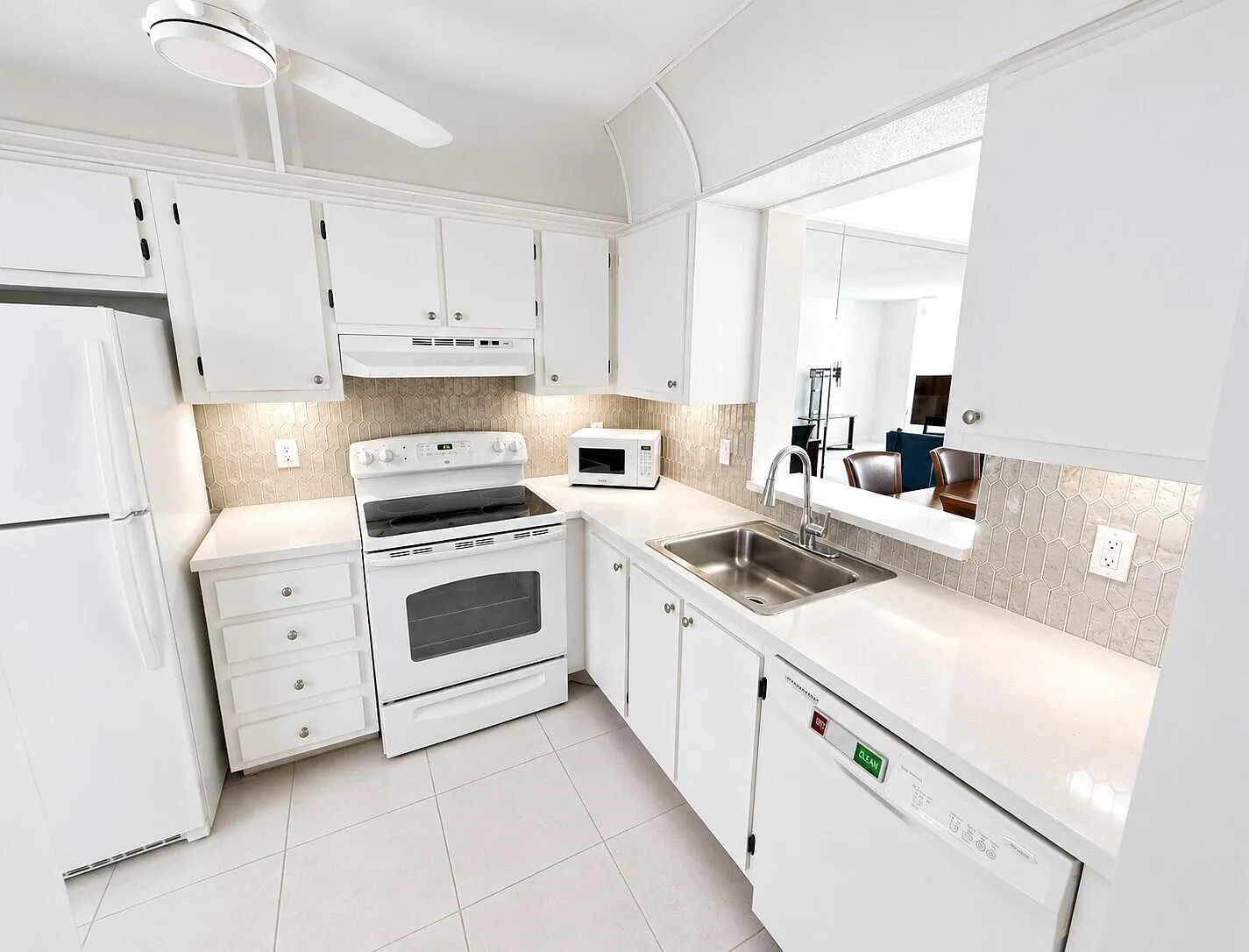 2 bed, 2.0 bath, 990 sqft, $2,279 — Photo 2