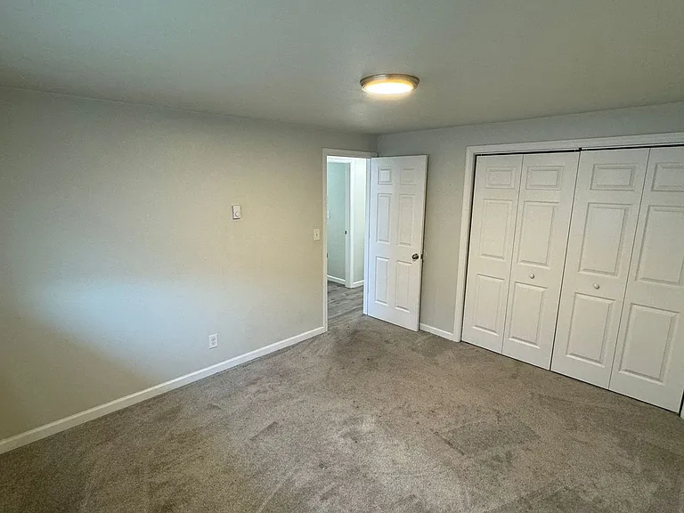 329 SW 10th St — Photo 13