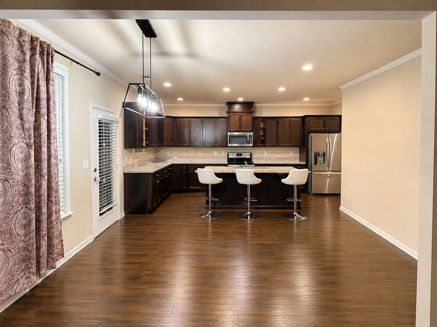 5 bed, 2722 sqft, $2,870 — Photo 2