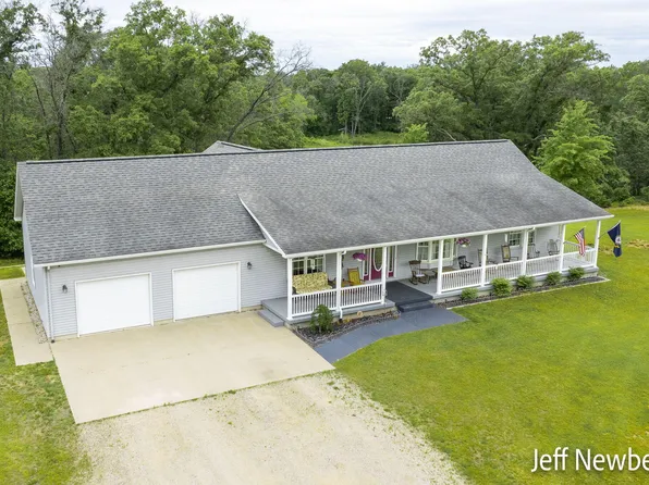 789 E Washington St, White Cloud, MI 49349