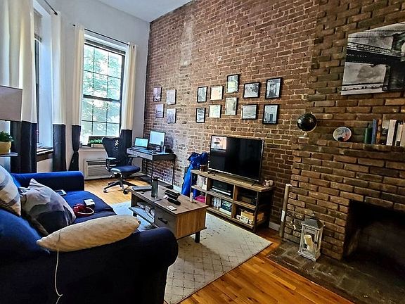 2nd image of 102 W 74th St APT 1A