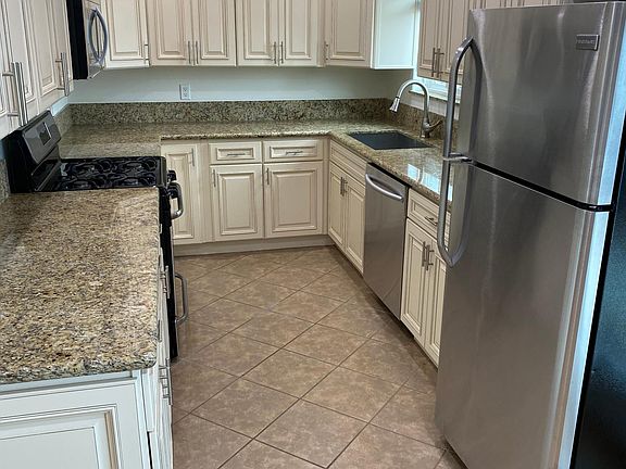 3rd image of 416 N Broadway APT 1