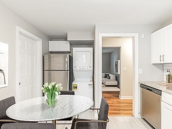 4th image of 10-104 Van Ness Ct #30