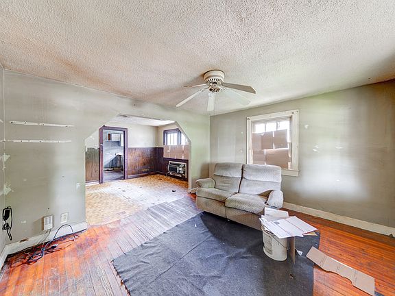 3rd image of 841 S Pershing Ave