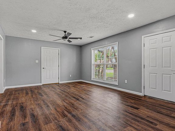5th image of 700 W Hardin St