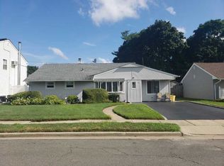 17 Wilson Ln, Bethpage, NY 11714