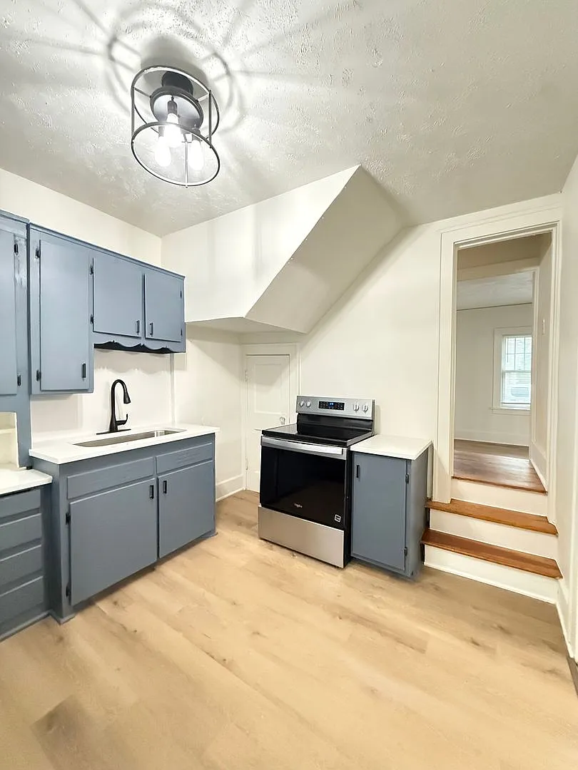 Available Now! Midtown 4 Bedroom Townhome — Photo 4