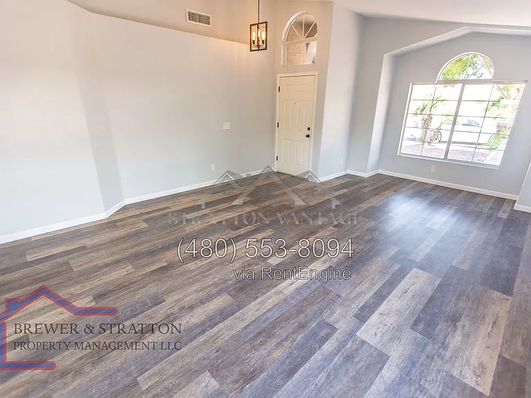 689 W Constitution Dr — Photo 9