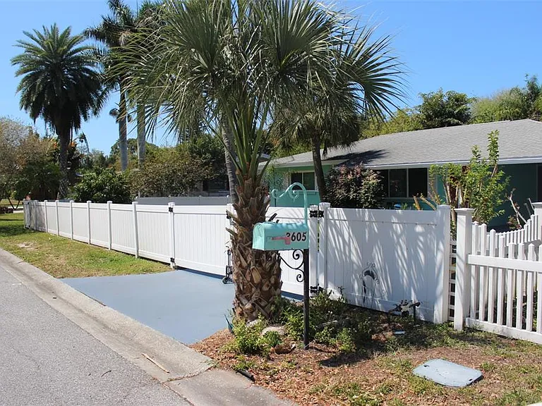 3605 Iroquois Ave — Photo 2