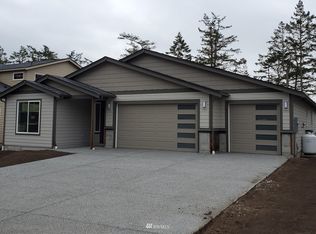1177 Seawall Ln, Oak Harbor, WA 98277