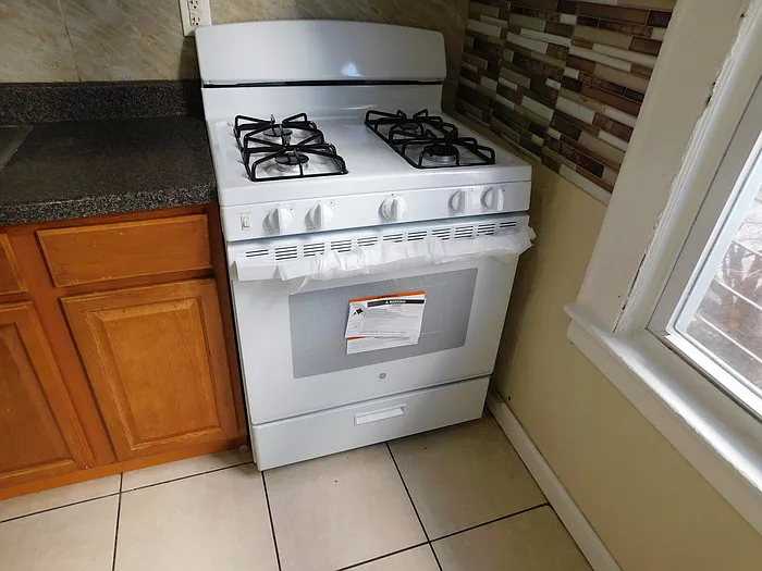 3 bed, 1.0 bath, 11150 sqft, $1,800 — Photo 3