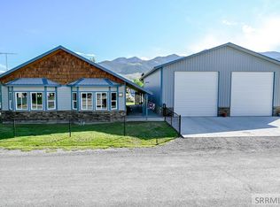 801 Forest Dr, Mackay, ID 83251