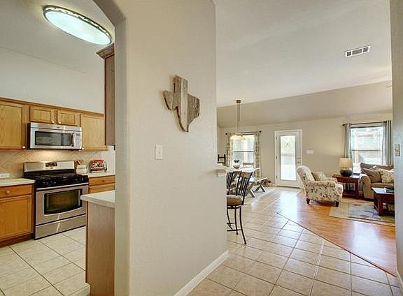 4th image of 605 Plumbago Dr