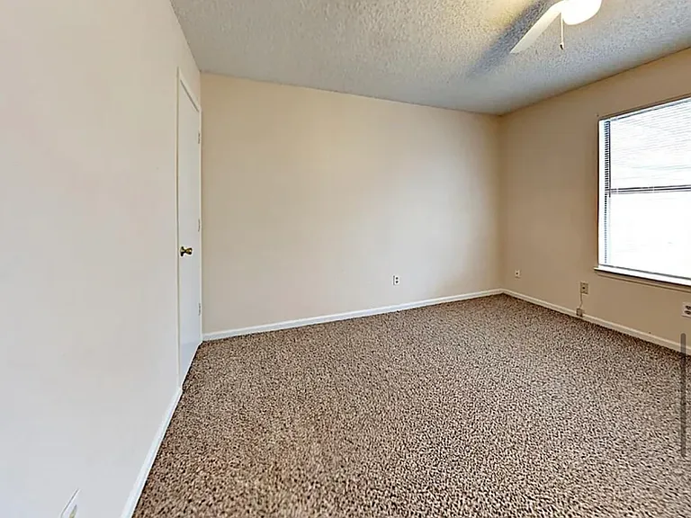 1101 Suburban Dr — Photo 10
