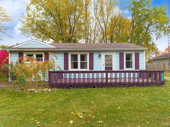 16495 Jennings Rd, Fenton, MI 48430