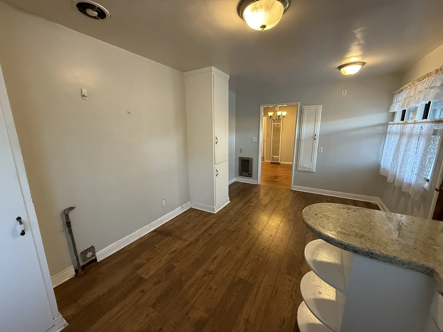 4 bed, $4,000 — Photo 2