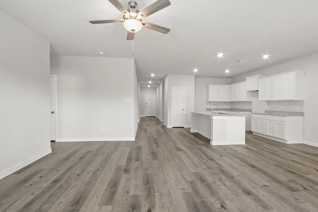 4 bed, 2.5 bath, 2642 sqft, $2,200 — Photo 4