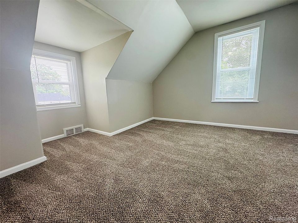 20195 Westhampton Ave, photo 11