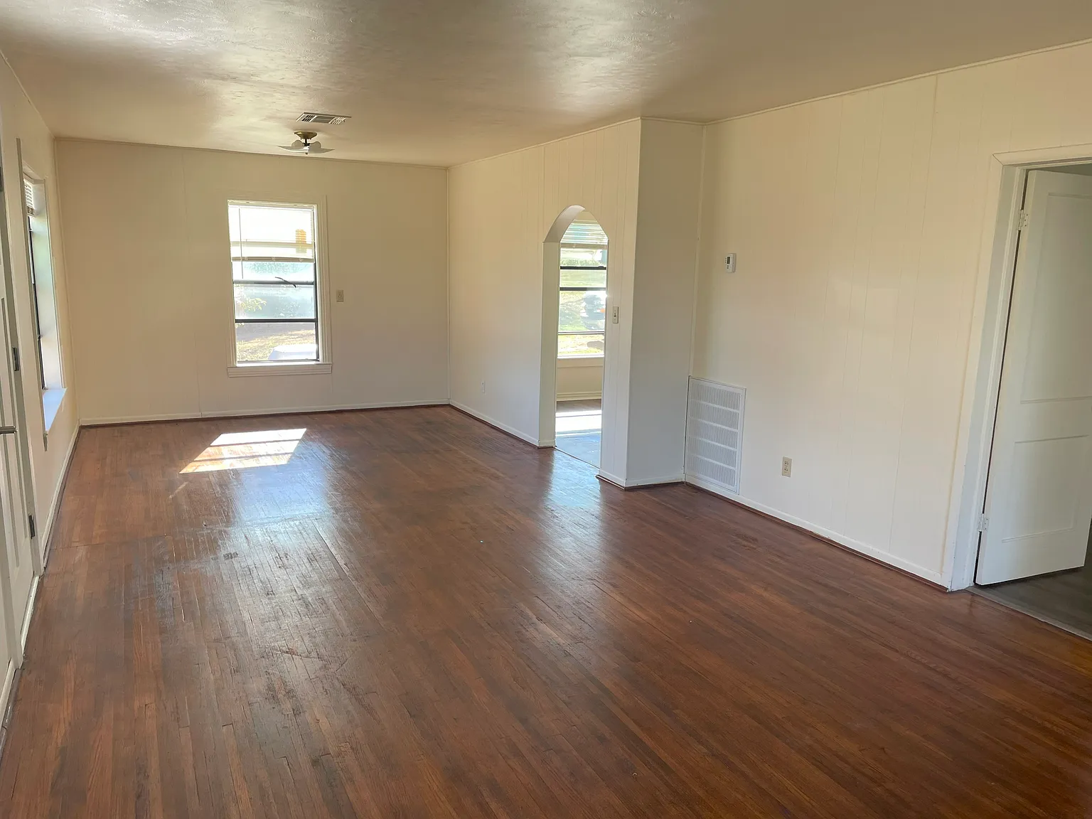 2 bed, 1.5 bath, 1277 sqft, $950 — Photo 2