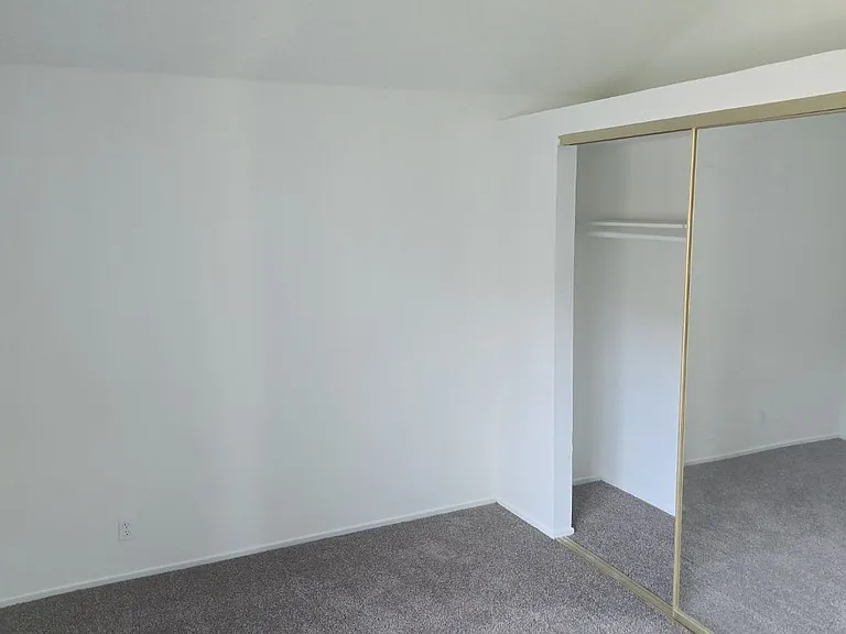 393 N Oak St #F — Photo 11