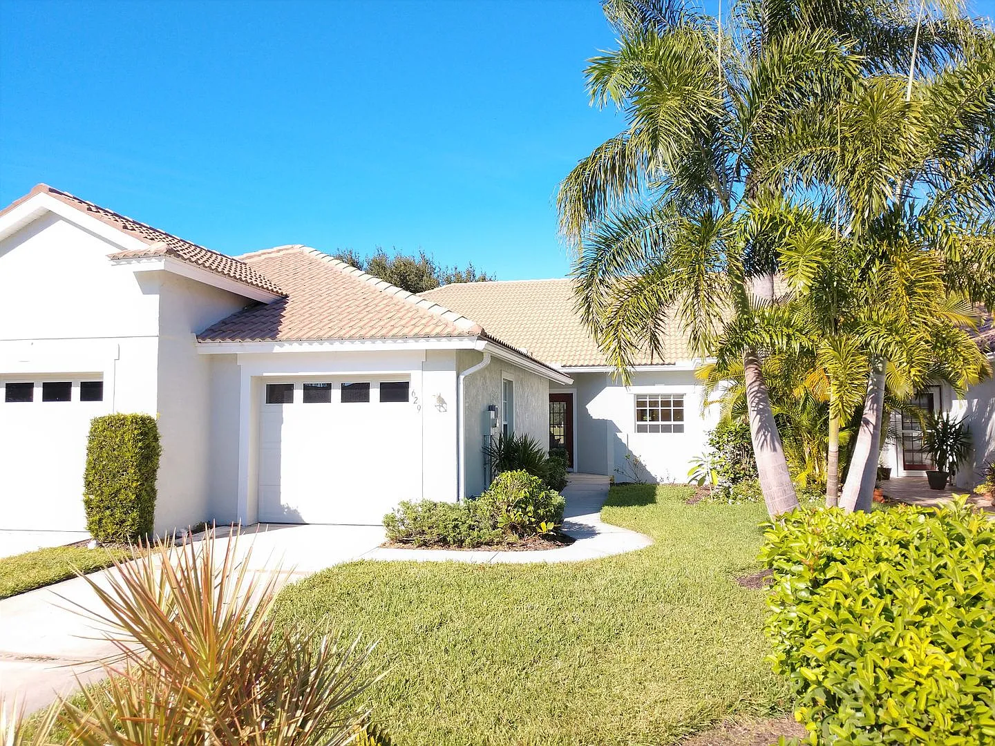 Seasonal Short-Term Villa located in Pelican Pointe Golf & Country Club! — Photo 1
