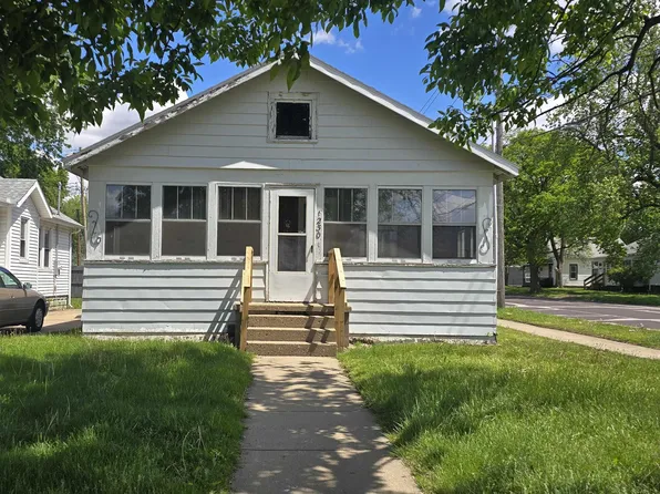 1230 Summer St, Pekin, IL 61554