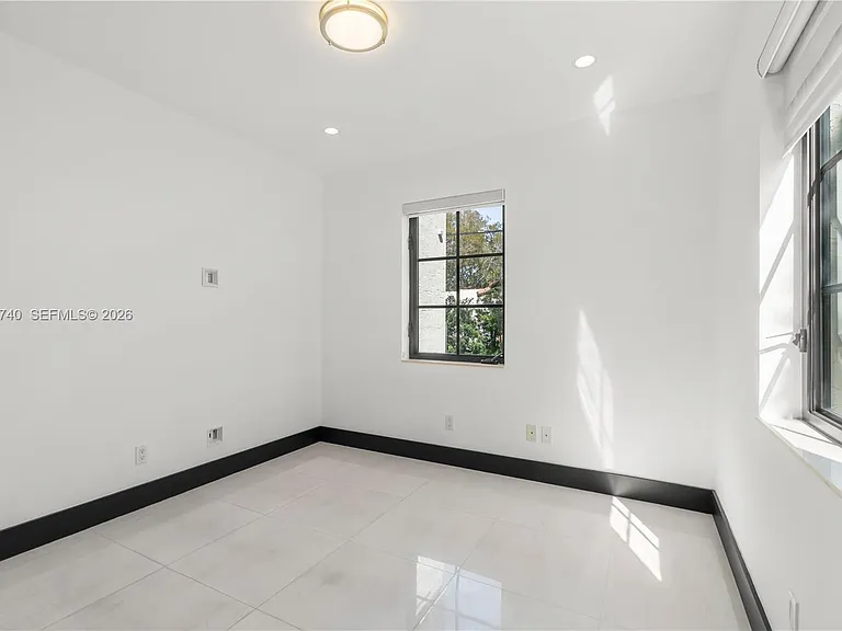 519 Alhambra Cir — Photo 46