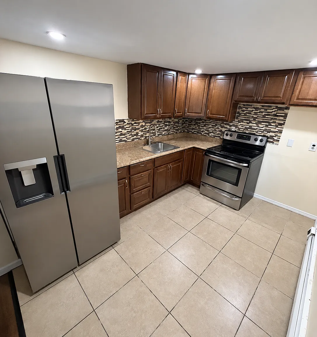 170 Lafayette Rd — Photo 1