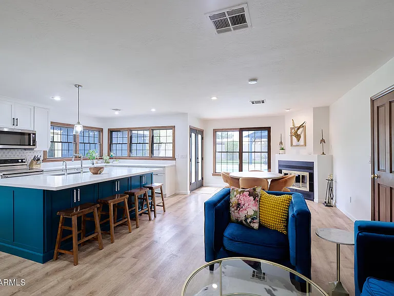 1708 E Montebello Ave — Photo 1