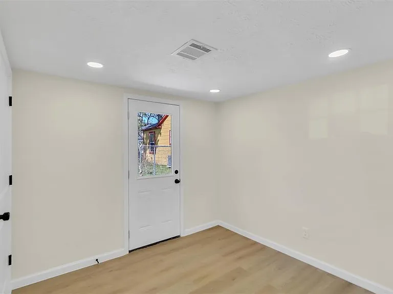 1852 Santa Rosa St — Photo 20