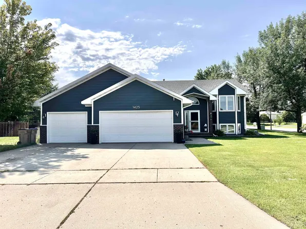 1425 Hiawatha St, Minot, ND 58701