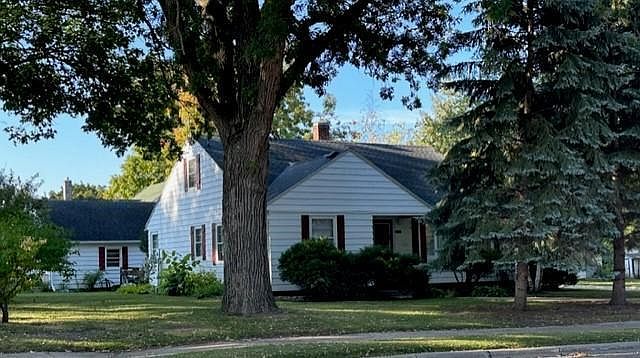 1st image of 604 6th Ave E