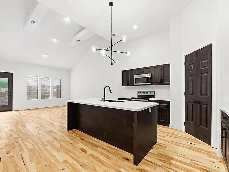104 W Pine St — Photo 3