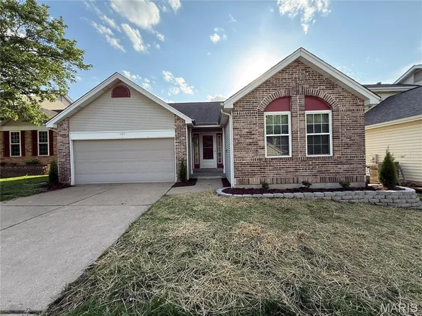 409 Hunters Crossing Ct, Grover, MO 63040