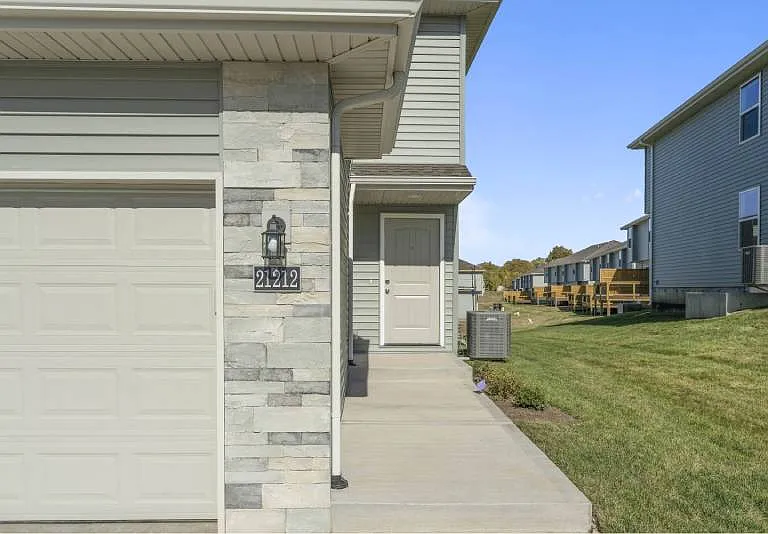Oak Woods Townhomes — Photo 95