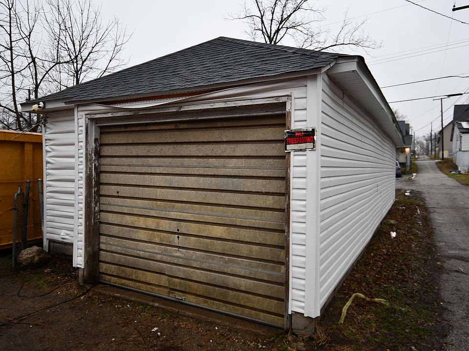 2nd image of 209 W Oakridge Ave