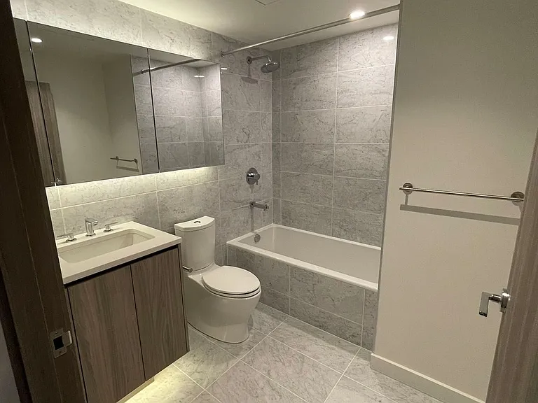 85 McMahon Dr #2015 — Photo 6