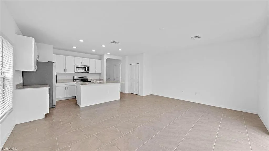 3 bed, 2.5 bath, 1347 sqft, $1,700 — Photo 3