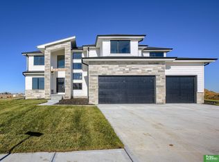19618 Jaynes St, Elkhorn, NE 68022