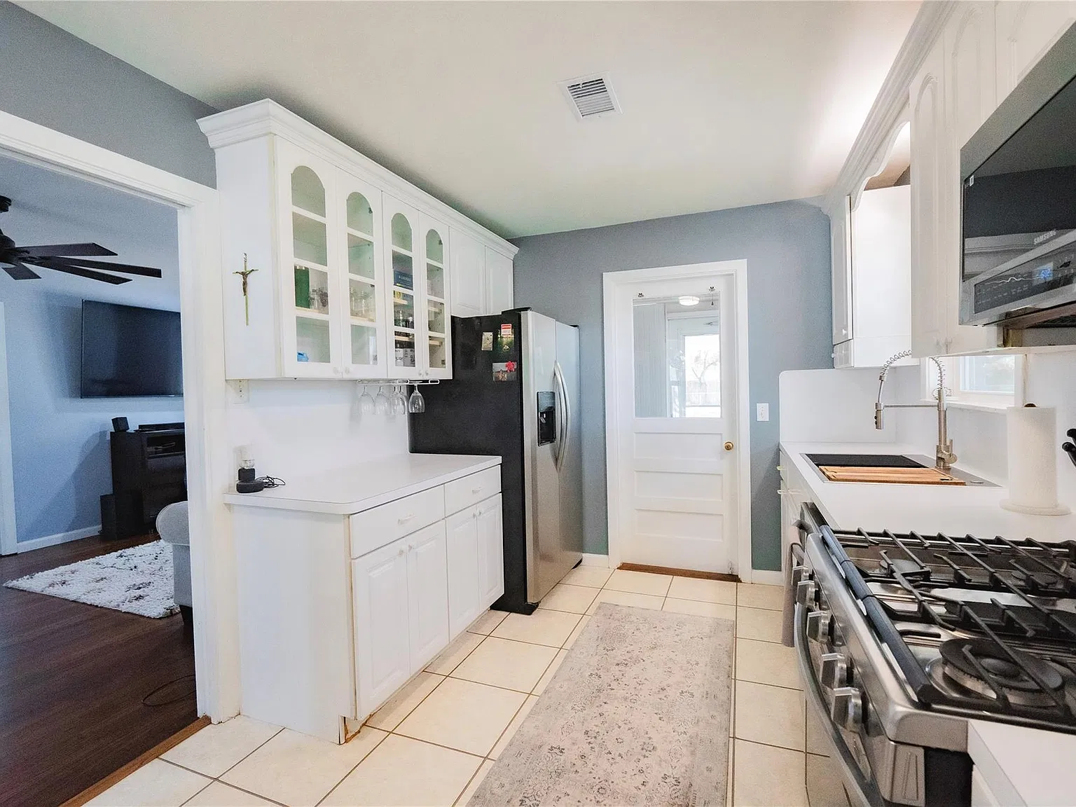 2 bed, 1.0 bath, 1195 sqft, $1,900 — Photo 3