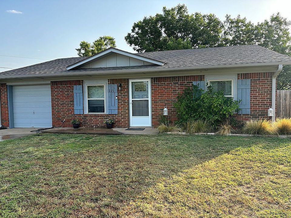 221 N Elk Drive, Cache, OK