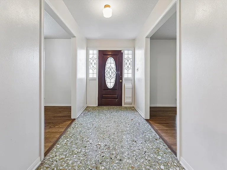 3232 Parkwood Dr — Photo 3