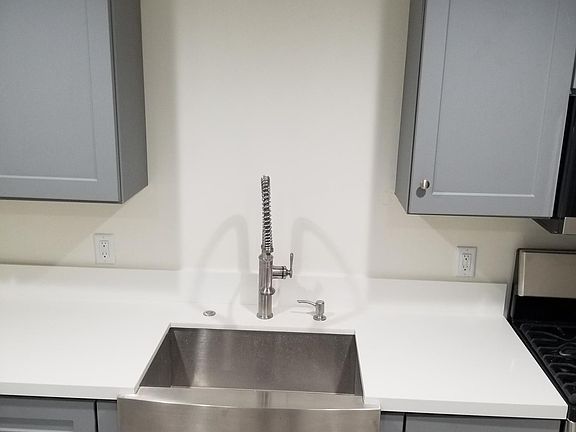 4th image of 2315 Montrose Ave