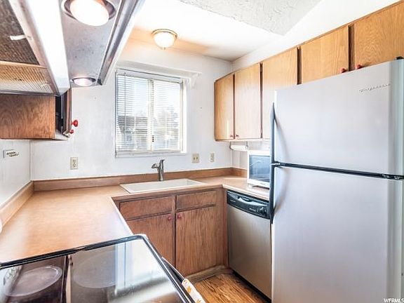 3rd image of 2587 S Melville Dr