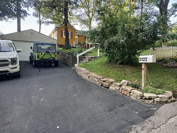 3rd image of 3122 Carroll Dr SE