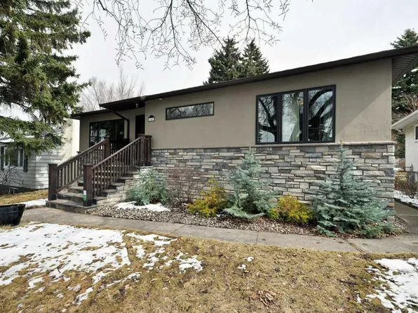 3040 W 26th St SW, Calgary, AB T3E 2B5