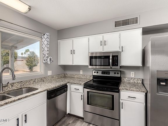 3rd image of 3628 W OAKLAND Street